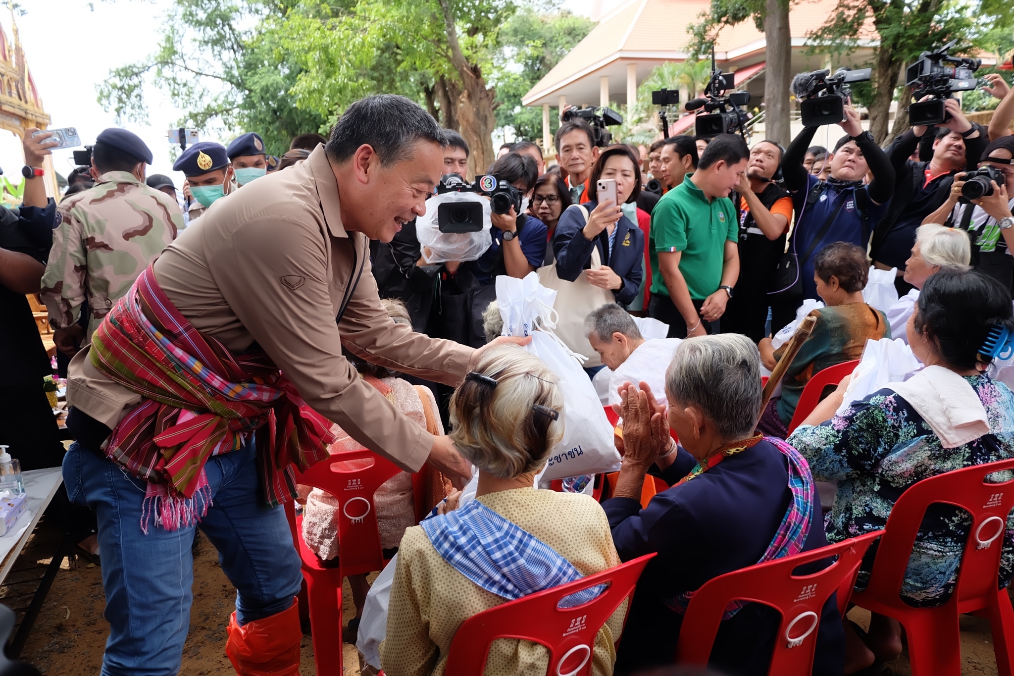 title - ส.ป.ก. ร่วมลงพื้นที่ติดตามนายกรัฐมนตรีและรัฐมนตรีว่าการกระทรวงการคลัง พร้อมคณะ ตรวจราชการและติดตามสถานการณ์อุทกภัย พบปะประชาชนและมอบสิ่งของช่วยเหลือผู้ประสบอุทกภัย ณ อำเภอคำเขื่อนแก้ว จังหวัดยโสธร